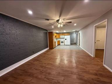 Main picture of 107 E Main St