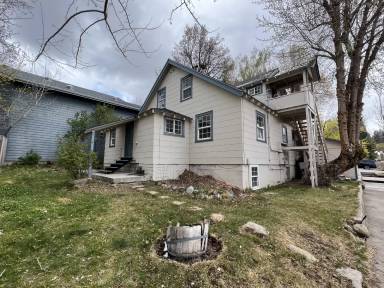 Main picture of 212 1/2 E Lake St