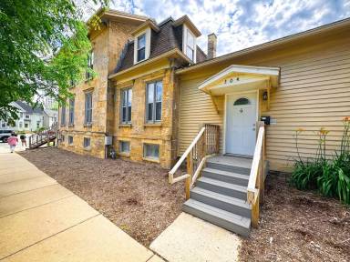 Main picture of 152 E Johnson St