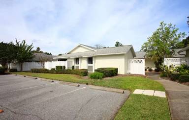 Main picture of 4 Lake Forest Pl