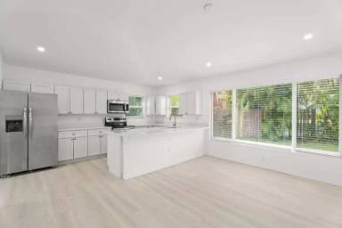 Main picture of 121 S Lake Dr