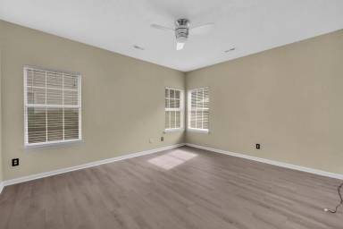 Main picture of 8325 Springhead Ln