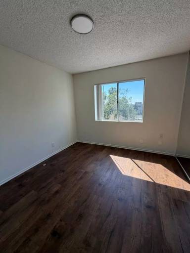 Main picture of 1320 N Sycamore Ave
