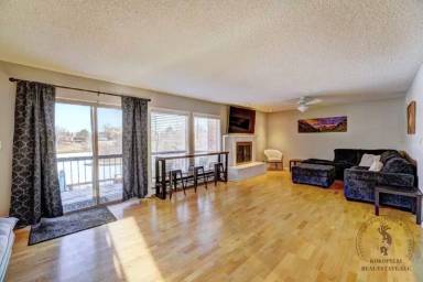 Main picture of 1020 Lakeside Ct