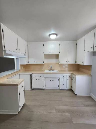 Main picture of 855 N Marengo Ave