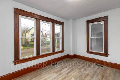 Main picture of 1742 3rd St NE