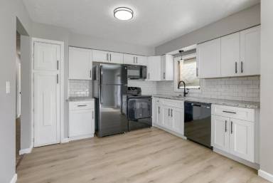 Main picture of 10919 Farnam St