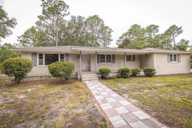 Main picture of 9 Castlewood Dr