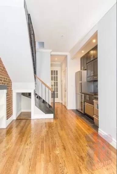 Main picture of 221 Mott St