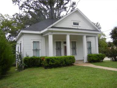 Main picture of 2927 Woodlawn Ave