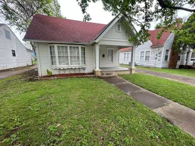 Main picture of 2416 N Prairie Ave