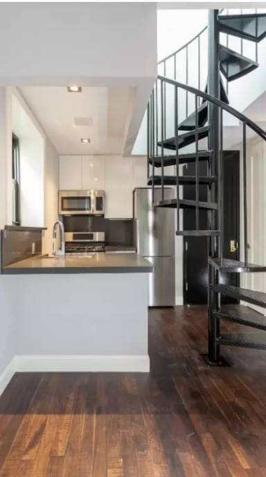 Main picture of 136 Orchard St