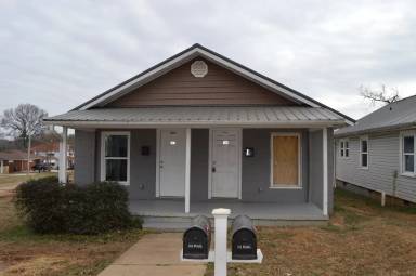 Main picture of 707 S Elm St