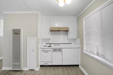 Main picture of 1644 S Knoxville Ave
