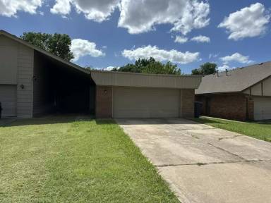 Main picture of 8915 N Rockwell Dr