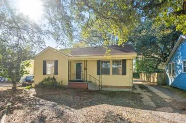 Main picture of 1630 College Dr