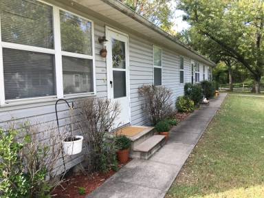 Main picture of 810 E Jackson St