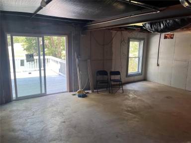 Main picture of 654 Lakeview Ct