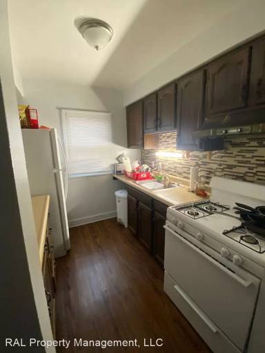 Main picture of 3030 S Moreland Blvd