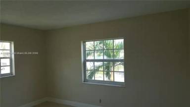 Main picture of 711 NE 2nd Ave