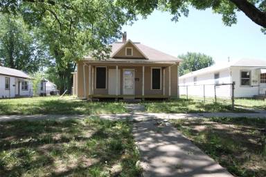 Main picture of 427 W 10th St