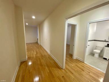 Main picture of 101 Clinton St