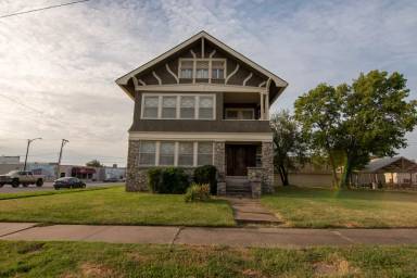 Main picture of 301 W 8th St