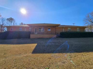 Main picture of 1070 Hanging Rock Rd