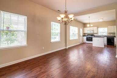 Main picture of 6 Newtown Ct