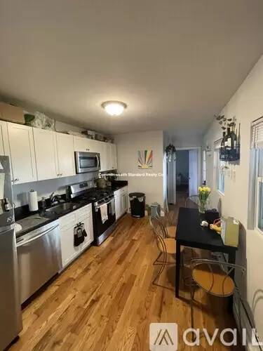 Main picture of 442 W 4th St
