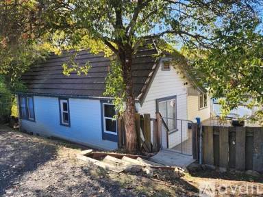Main picture of 1204 S Summit Rd