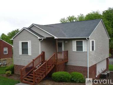 Main picture of 907 Giles Rd