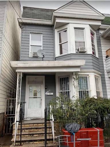 Main picture of 33 Irving St