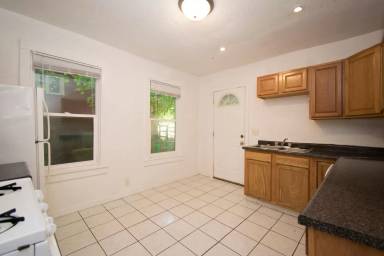 Main picture of 212 W Washington St