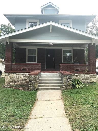 Main picture of 2203 E 70th Ter