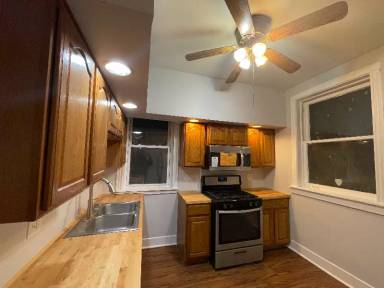 Main picture of 1721 W 65th St
