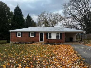 Main picture of 824 Strawberry Ln