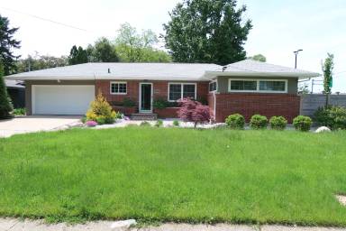 Main picture of 929 Kenmoor Ave SE