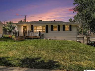 Main picture of 9418 Meredith Ave