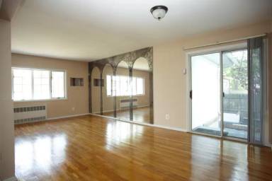 Main picture of 72 Bethpage Rd
