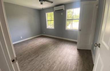 Main picture of 204 E Houston St
