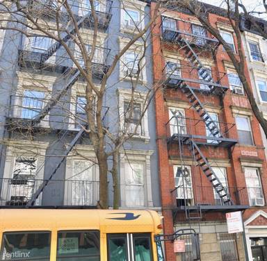Main picture of 328 W 47th St