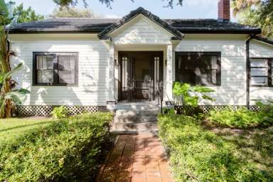 Main picture of 302 N Peninsula Ave