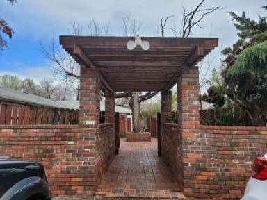 Main picture of 4462 Jay St