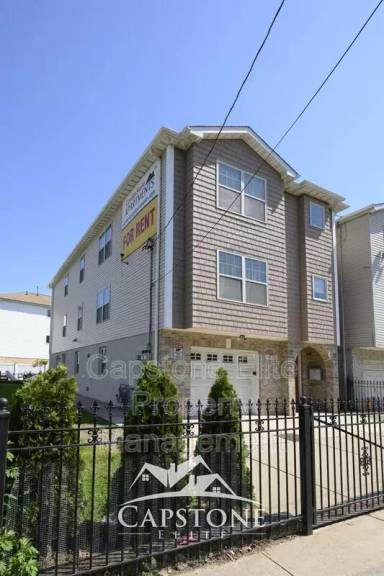 Main picture of 255-257 New Jersey Railroad Ave