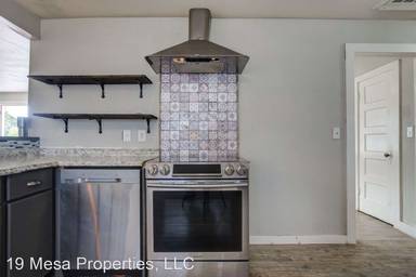 Main picture of 207 E 5th St