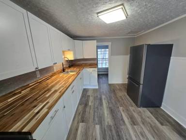 Main picture of 15 Carr Ln