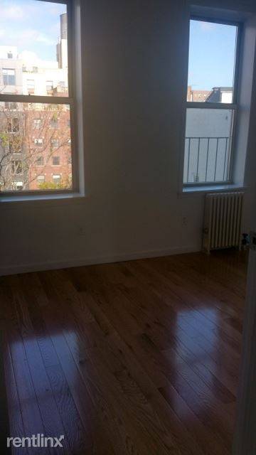 Main picture of 521 E 12th St