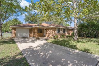 Main picture of 121 Navajo Cir