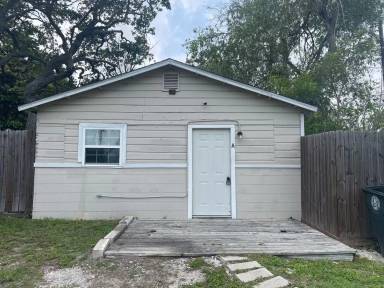 Main picture of 902 W Lakeside Dr